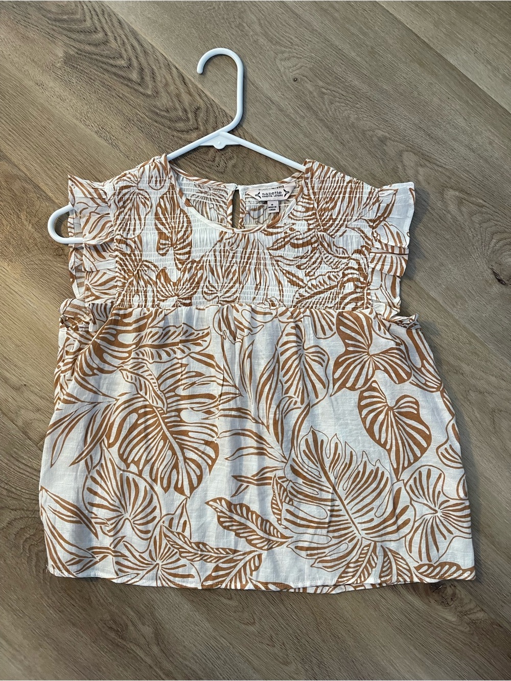 Nanette White & Tan Leaf-Print Flutter-Sleeve Top